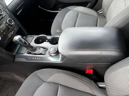 Used 2017 Ford Explorer XLT AWD/4WD image 25