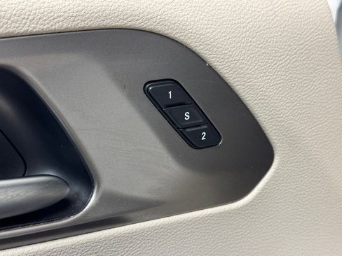 Used 2020 Chrysler Pacifica Touring-L FWD image 9