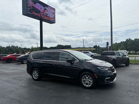 Used 2023 Chrysler Pacifica Touring-L FWD image 4