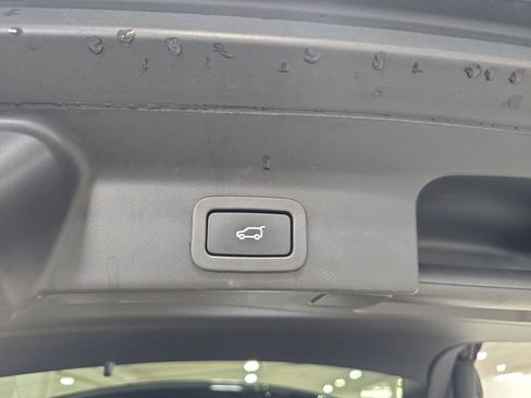 Used 2020 Jaguar F-PACE Premium image 31