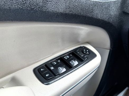 Used 2019 Chrysler 300 Touring w/ Chrome Appearance Package image 17