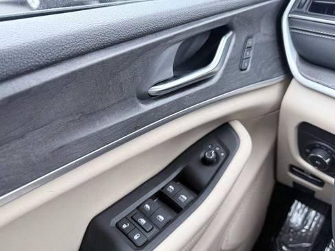 Used 2024 Jeep Grand Cherokee Limited w/ Luxury Tech Group II image 10