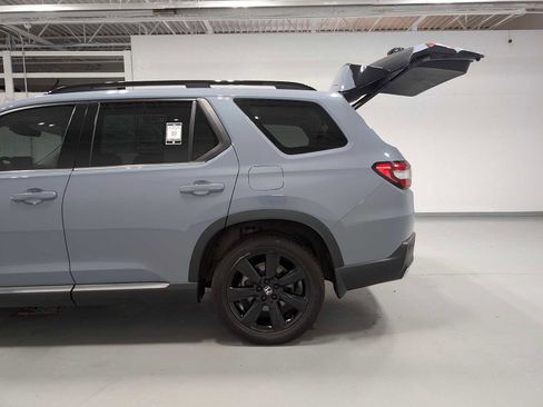 Used 2024 Honda Pilot Touring image 11