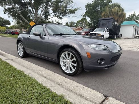 Used 2006 MAZDA MX-5 Miata Grand Touring RWD image 2