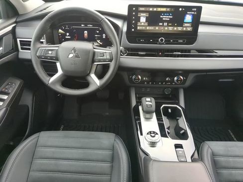 New 2025 Mitsubishi Outlander SE image 17