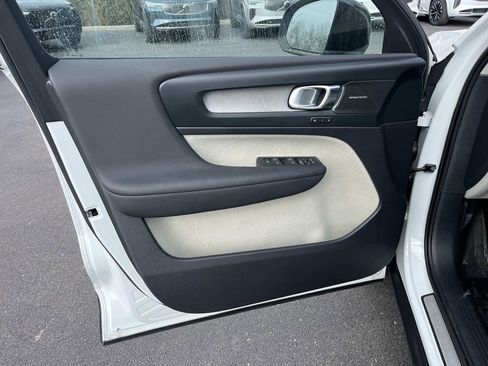 Used 2023 Volvo XC40 B5 Ultimate w/ Protection Package Premier image 19