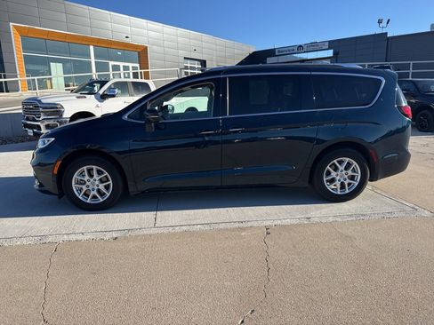 Used 2021 Chrysler Pacifica Touring-L w/ Uconnect Theater Family Group image 2