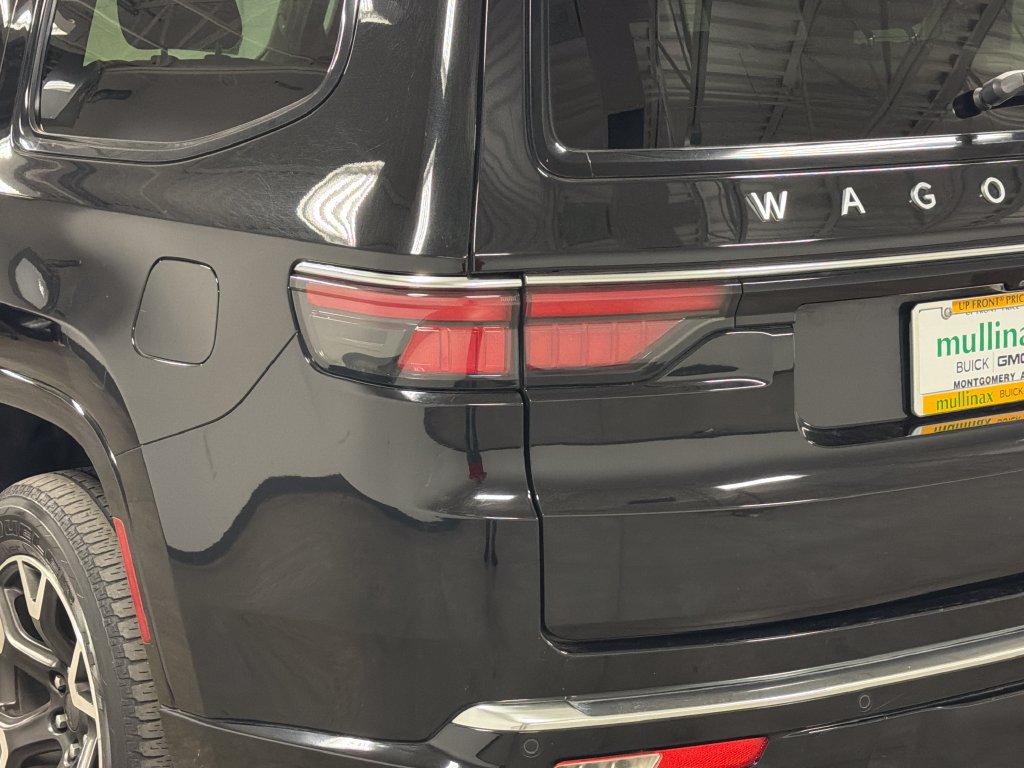 Used 2023 Jeep Wagoneer Series III w/ Preferred Equipment Group RWD image 17