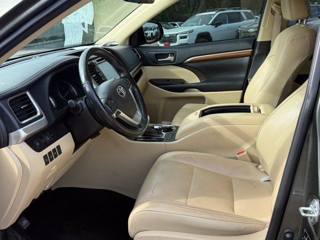 Used 2019 Toyota Highlander Limited Platinum AWD/4WD image 14