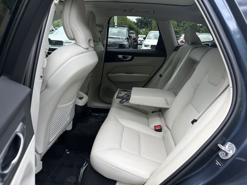 Certified 2024 Volvo XC60 B5 Core w/ Protection Package Premier AWD/4WD image 32