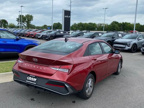 Used 2025 Hyundai Elantra SE FWD image 7
