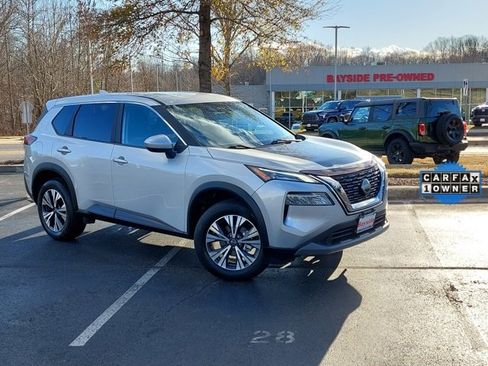 Used 2023 Nissan Rogue SV image 2