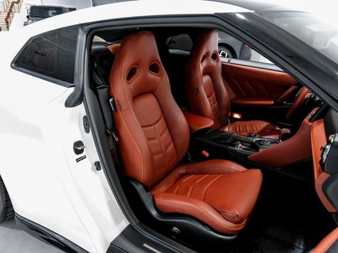 Used 2021 Nissan GT-R Premium image 33
