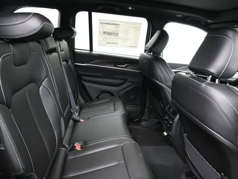 New 2025 Jeep Grand Cherokee Limited image 17
