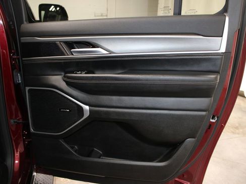 Used 2025 Jeep Wagoneer L Series II w/ 8-pass Seating Package image 32