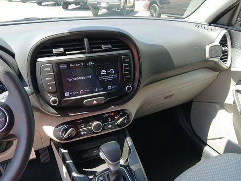 Used 2022 Kia Soul LX FWD image 19