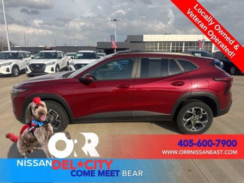 Used 2025 Chevrolet Trax LT FWD image 2