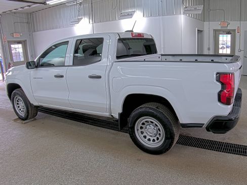 Used 2024 Chevrolet Colorado W/T image 2