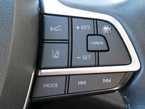 Used 2022 Toyota Highlander XLE AWD/4WD image 25