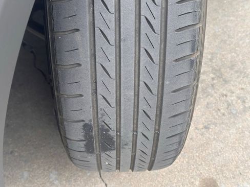 Used 2021 Kia Niro EX Premium image 3