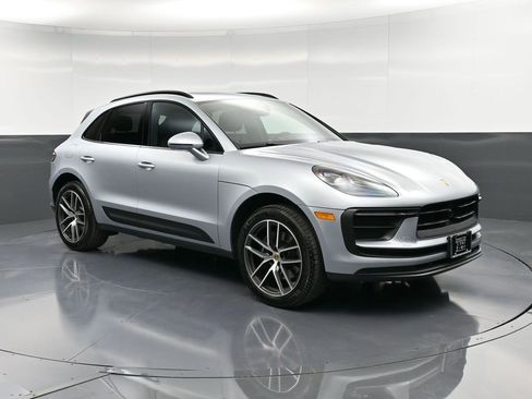 Certified 2025 Porsche Macan image 10
