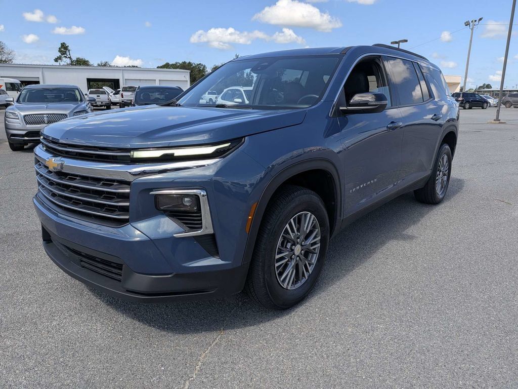 Used 2025 Chevrolet Traverse LT FWD image 7