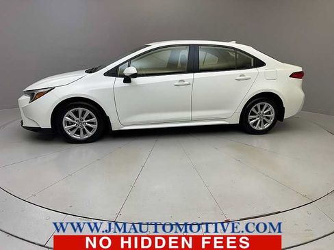 Used 2023 Toyota Corolla LE w/ LE Convenience Package FWD image 2