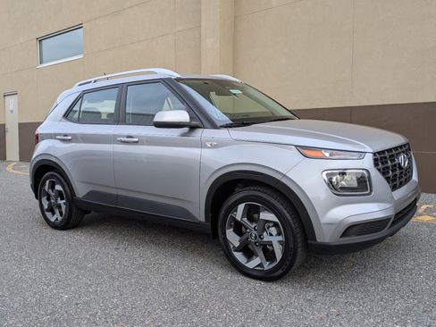 New 2025 Hyundai Venue SEL image 2