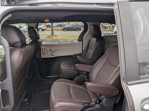 Used 2024 Toyota Sienna Platinum image 16