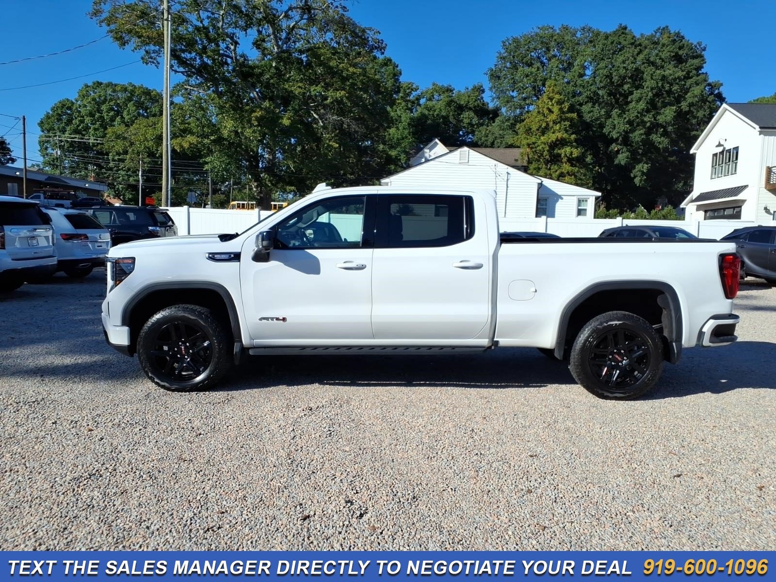 Used 2022 GMC Sierra 1500 AT4 w/ AT4 Preferred Package AWD/4WD image 4