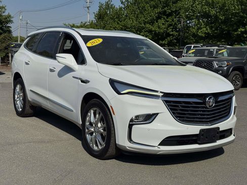 Used 2023 Buick Enclave Essence w/ Experience Buick Package AWD/4WD image 2