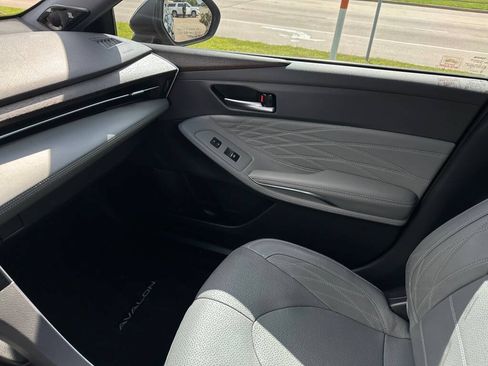 Used 2019 Toyota Avalon Limited FWD image 8