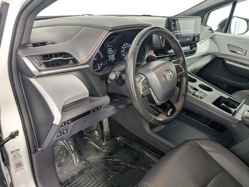 Used 2021 Toyota Sienna XSE AWD/4WD image 14