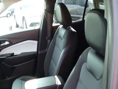 Used 2025 Chevrolet Trax LT w/ LT Convenience Package FWD image 18