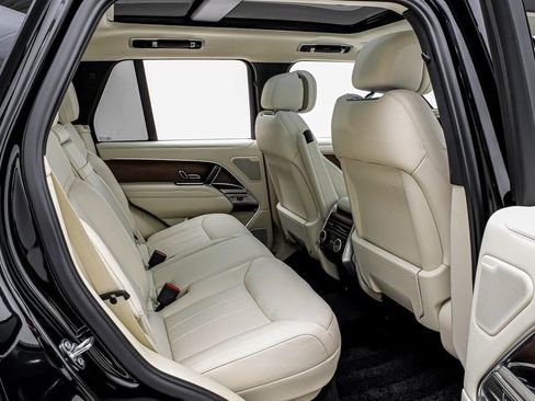 Used 2025 Land Rover Range Rover SE image 31