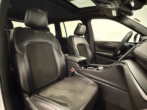 Used 2023 Jeep Grand Cherokee Altitude image 18