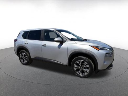Used 2023 Nissan Rogue SV image 2