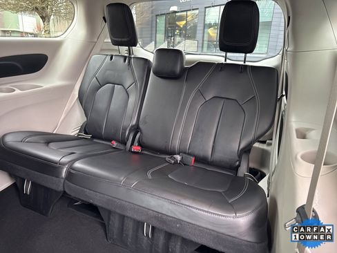 Used 2024 Chrysler Pacifica Touring-L image 39