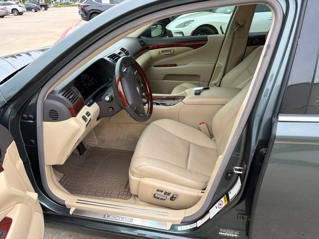 Used 2007 Lexus LS 460 RWD image 2