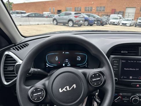 Used 2025 Kia Soul LX w/ LX Technology Package FWD image 32