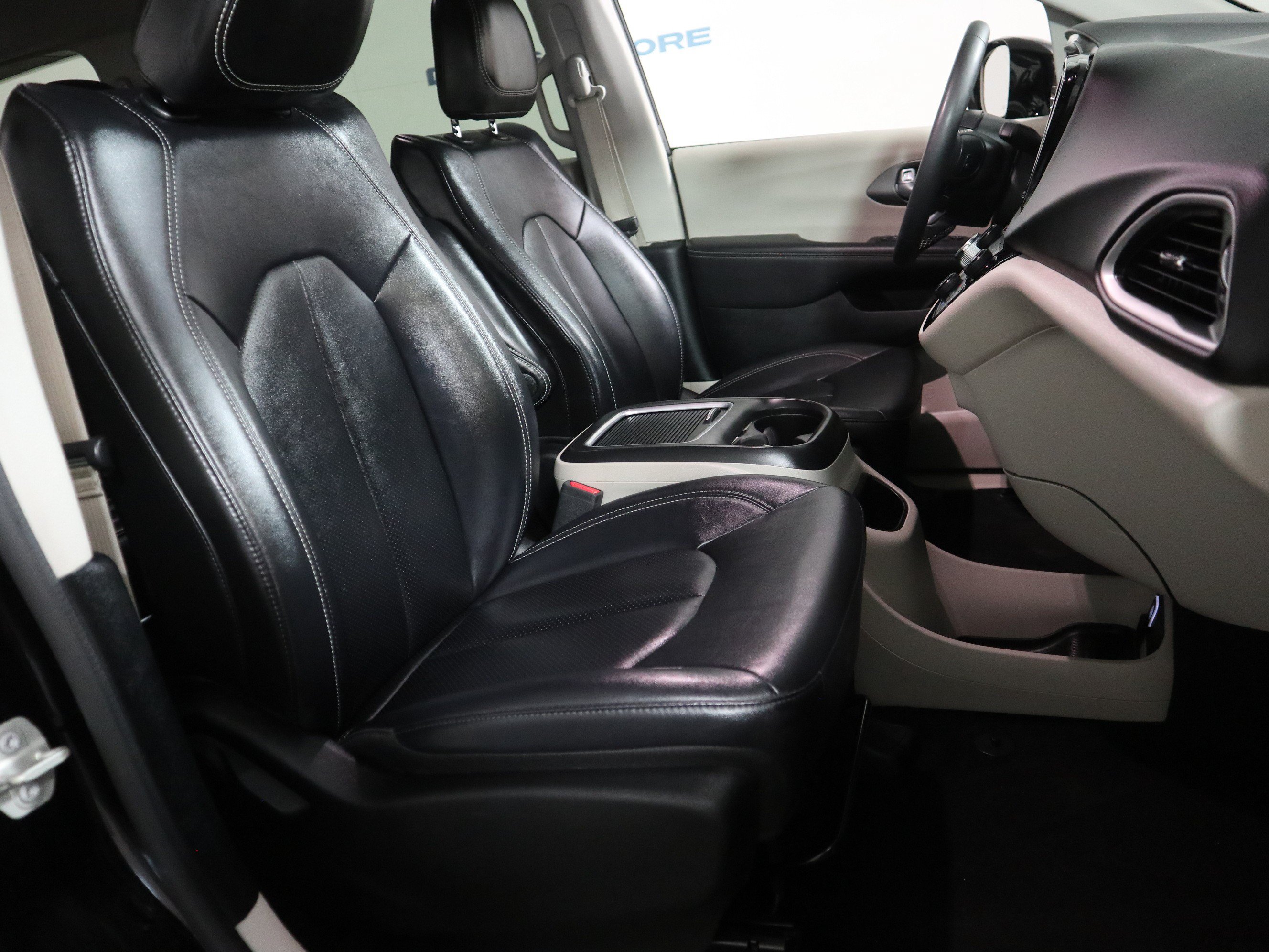 Used 2024 Chrysler Pacifica Touring-L FWD image 20