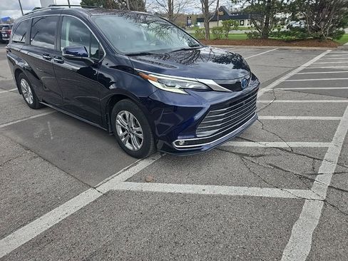 Used 2022 Toyota Sienna Platinum AWD/4WD image 6