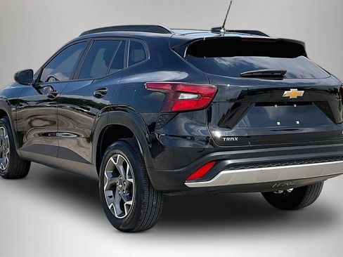 Used 2025 Chevrolet Trax LT FWD image 4