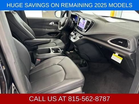 New 2025 Chrysler Pacifica Select AWD/4WD image 11