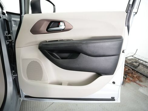 Used 2022 Chrysler Voyager LX FWD image 45