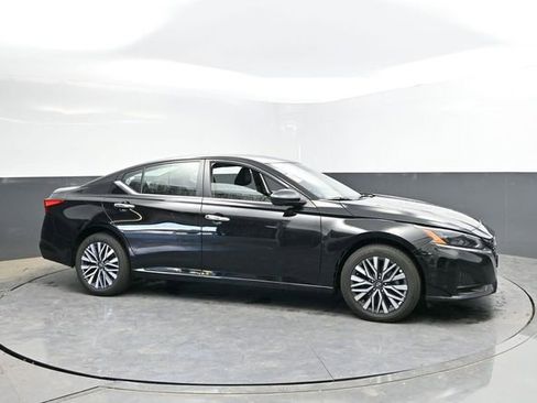 Used 2024 Nissan Altima 2.5 SV AWD/4WD image 3