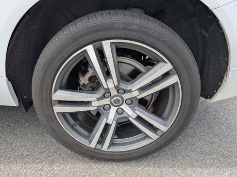 Used 2021 Volvo XC60 T6 Momentum w/ Premium Package AWD/4WD image 12