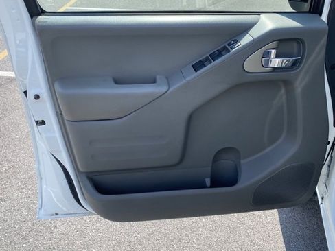 Used 2019 Nissan Frontier SV image 11