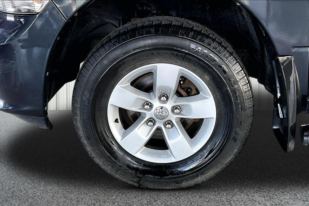 Used 2018 RAM 1500 Express AWD/4WD image 29