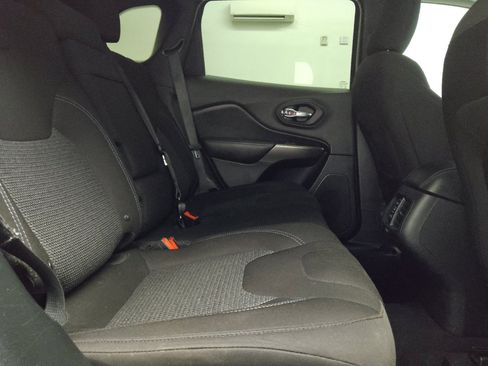 Used 2019 Jeep Cherokee Latitude w/ Popular Appearance Group image 19